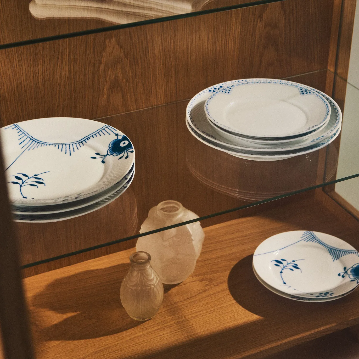 Kgl. Porcelæn Blå Mega Riflet tallerken 22 cm dekoration 2 håndmalet