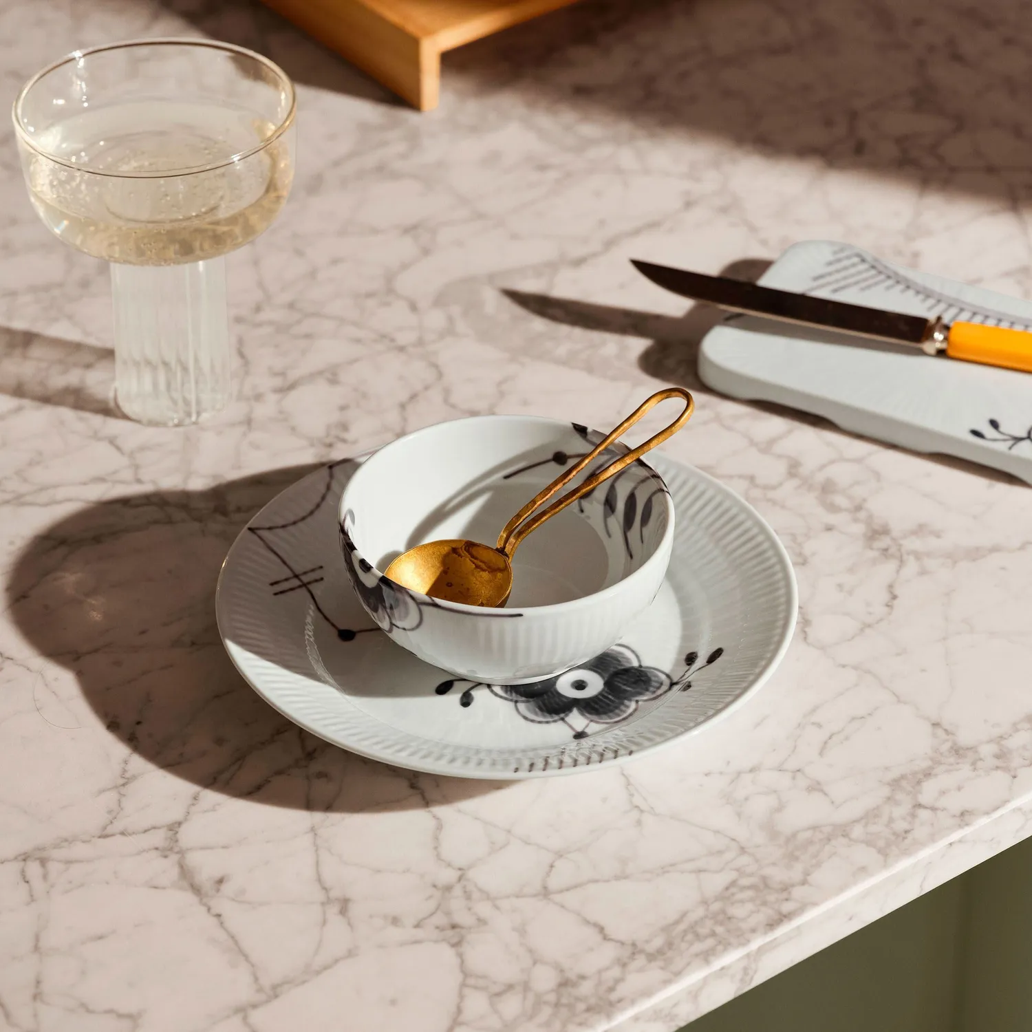 Kgl. Porcelæn Sort Mega Riflet tallerken 19 cm håndmalet