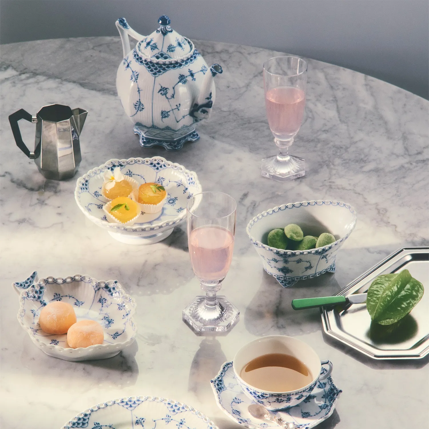 Royal Copenhagen Musselmalet Helblonde fad bladformet 18,5 cm porcelæn