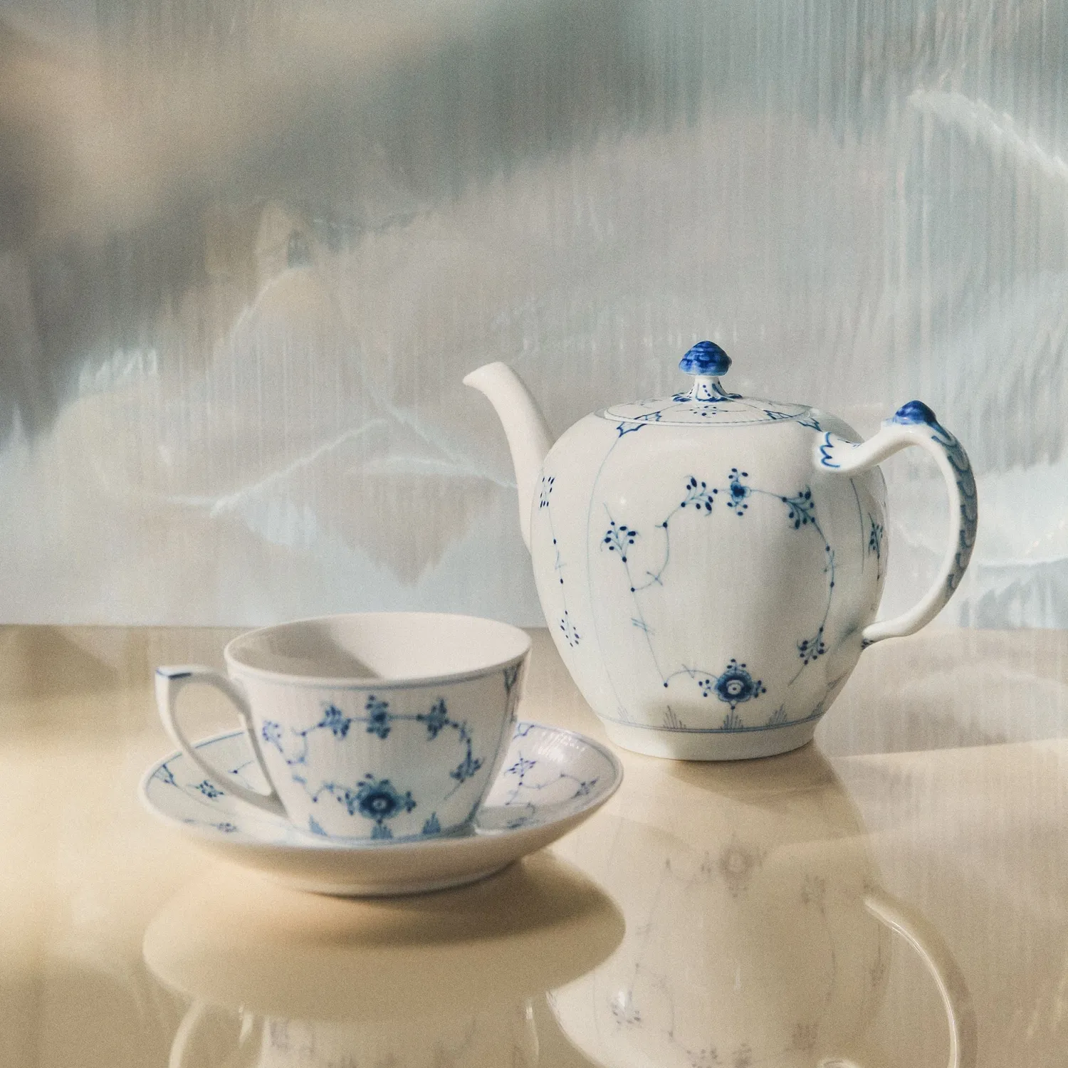 Kgl. Porcelæn Musselmalet Riflet tekande 100 cl porcelæn