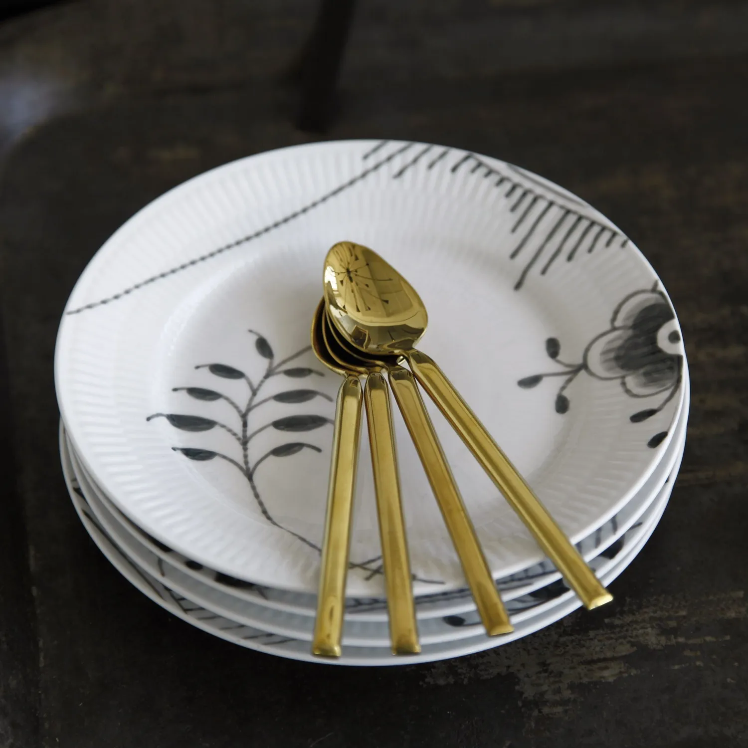 Kgl. Porcelæn Sort Mega Riflet tallerken 19 cm dek. 2