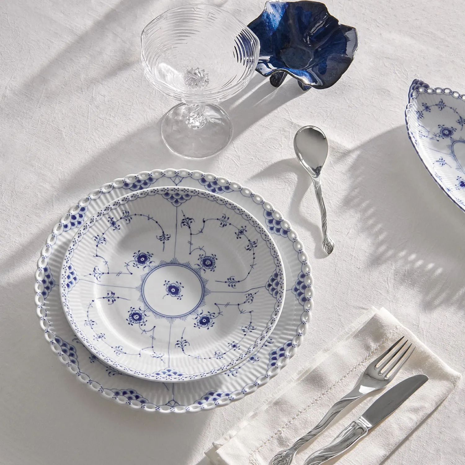 Kgl. Porcelæn Musselmalet Halvblonde tallerken 22 cm håndmalet