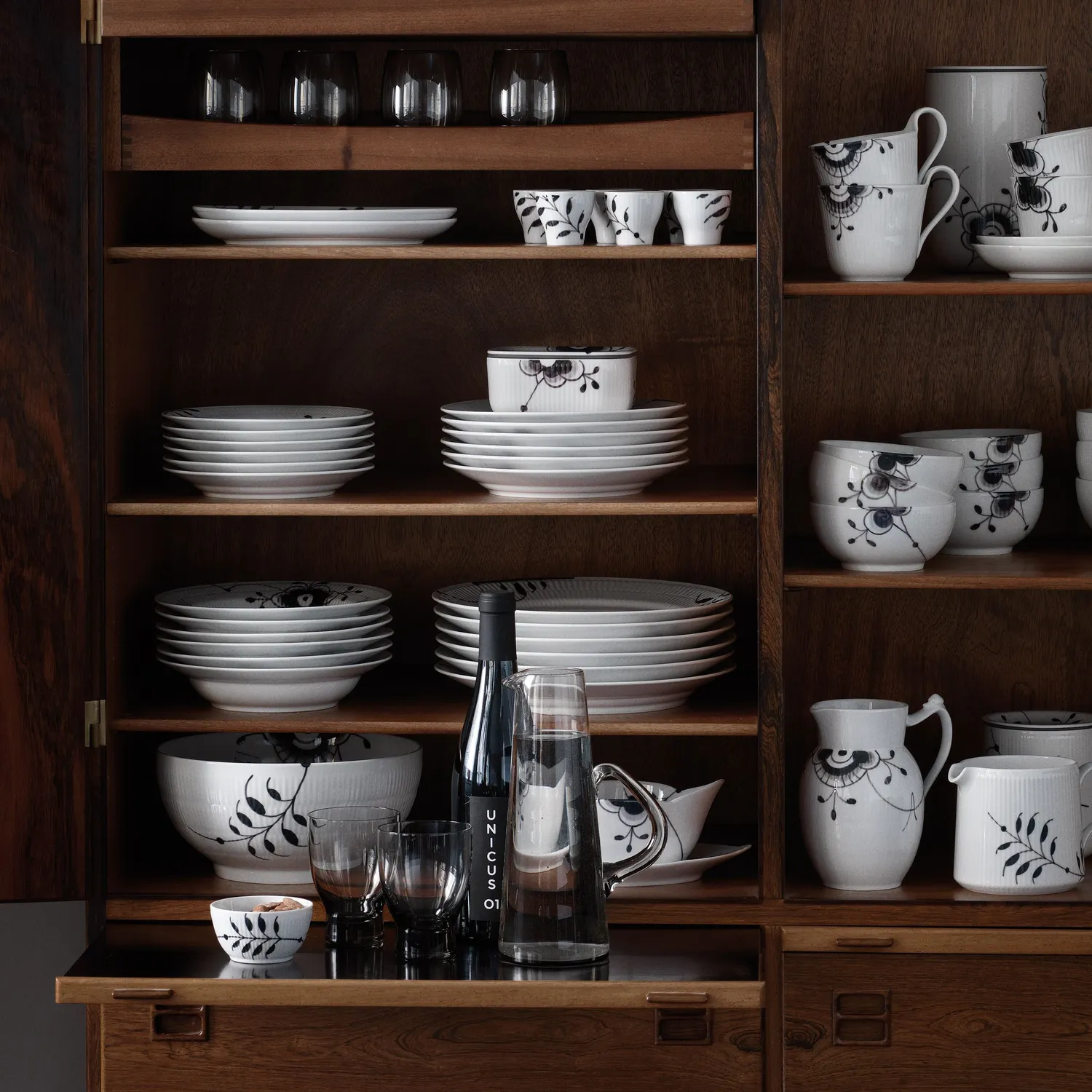 Kgl. Porcelæn Sort Mega Riflet dyb tallerken 21 cm