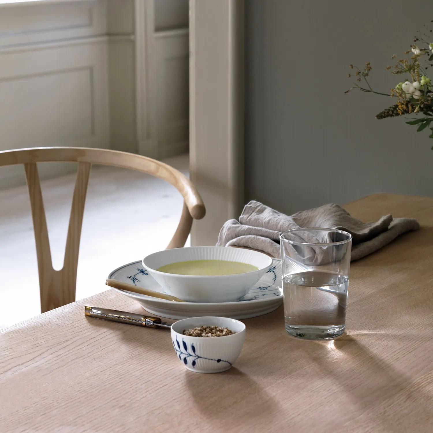 Kgl. Porcelæn Hvid Riflet dyb tallerken 17 cm hvid