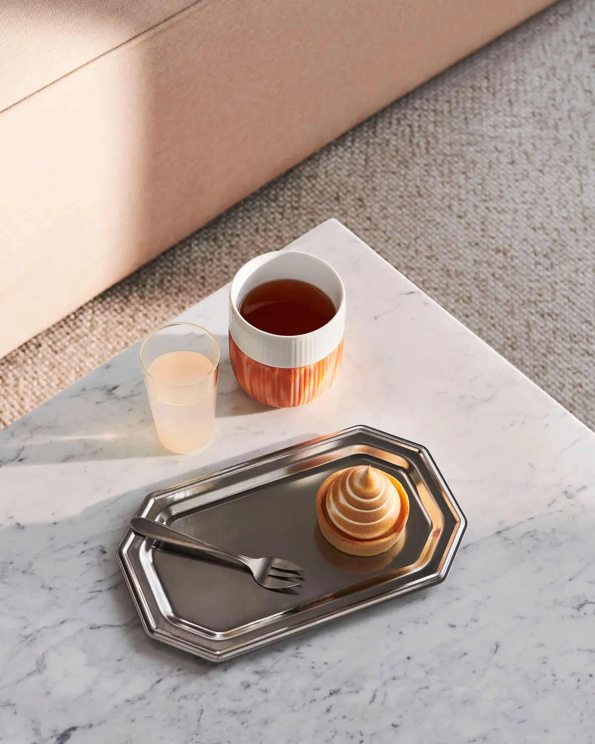 Kgl. Porcelæn Riflet Contrast Marble krus Warm Ochre 35 cl