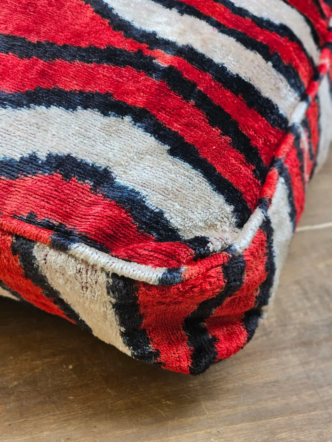 Les Ottomans Ikat gulvpude velour silke