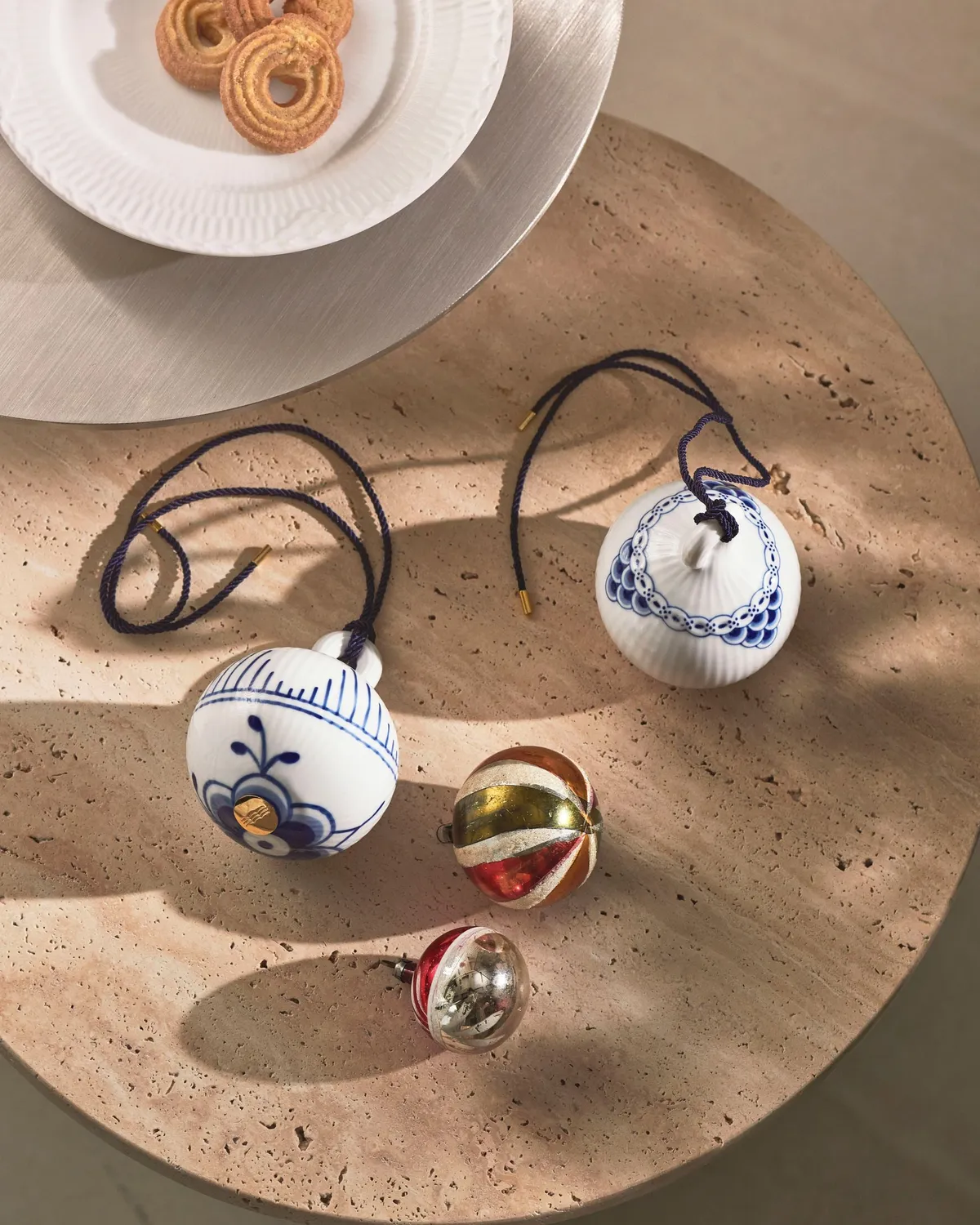 Kgl. Porcelæn Musselmalet Halvblonde julekugle 9,5 cm blå