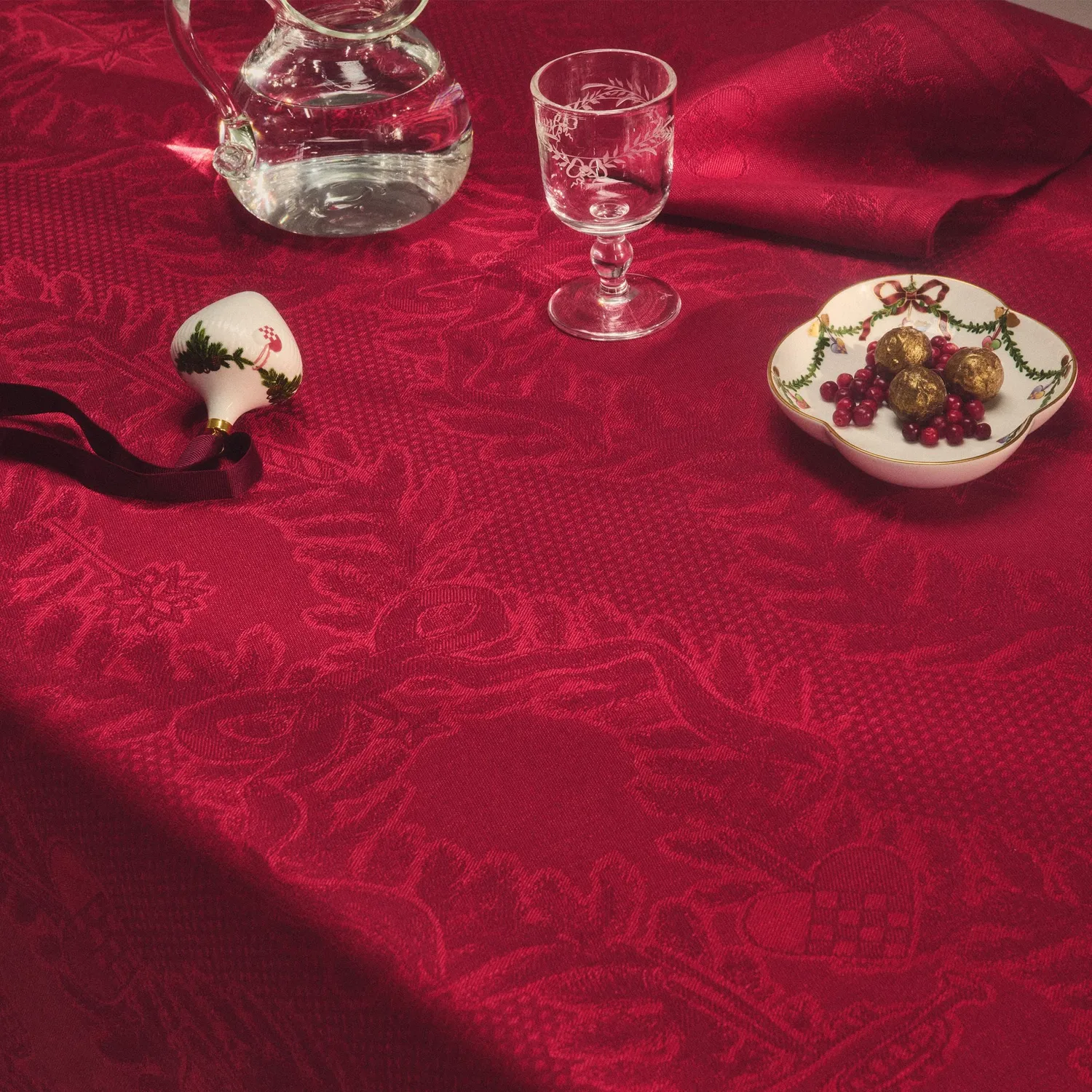 Royal Copenhagen Stjerne Riflet Jul dug rød 270x145 cm