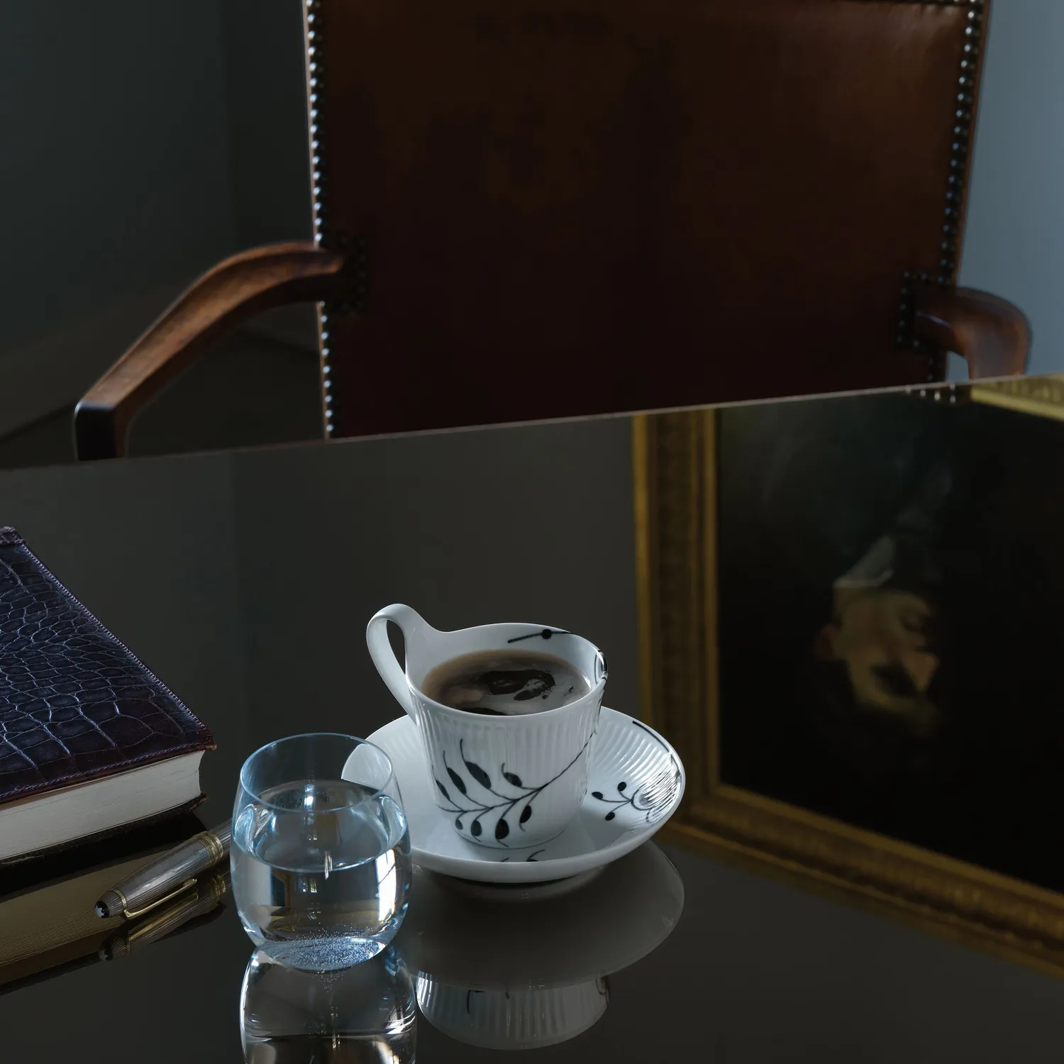 Royal Copenhagen Sort Mega Riflet kop med underkop 24 cl