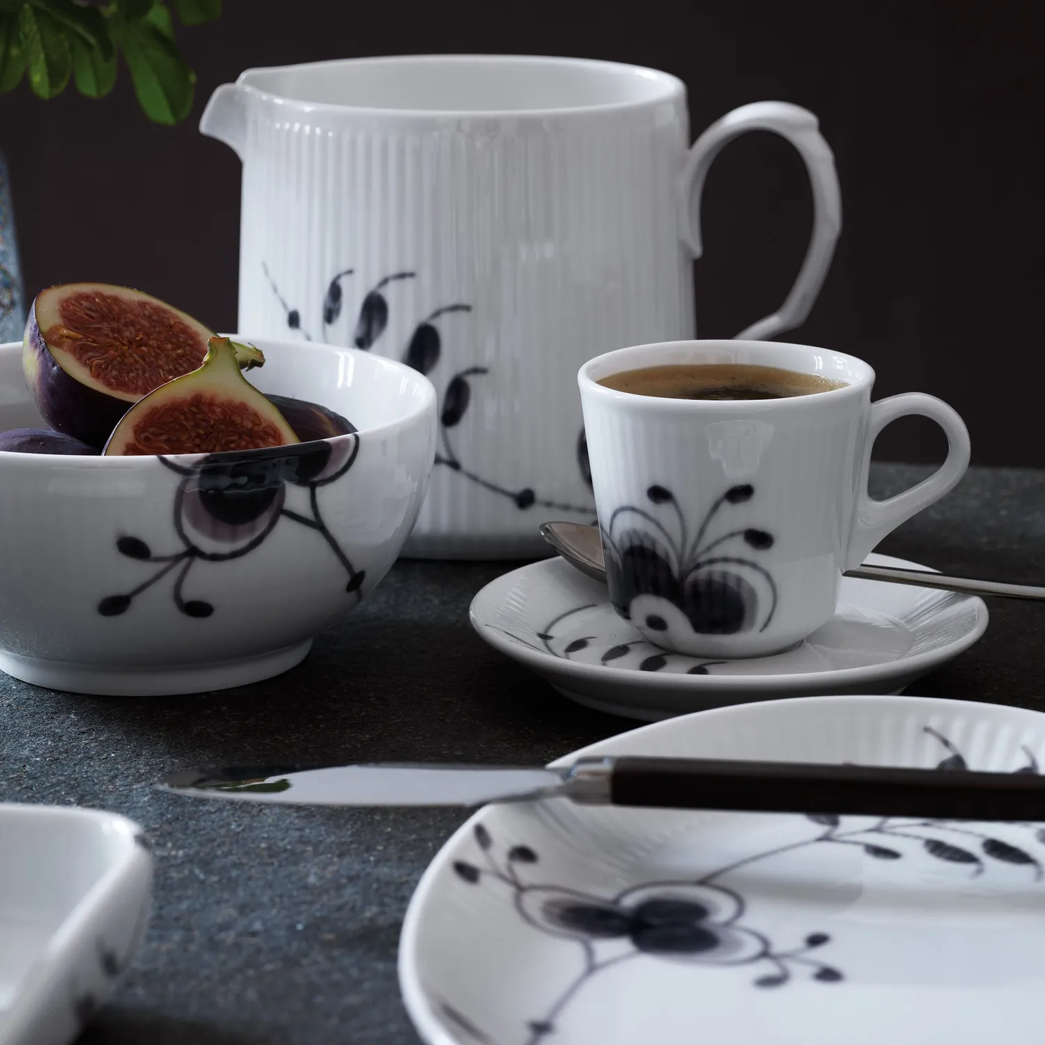 Kgl. Porcelæn Sort Mega Riflet asiet 23,5 cm porcelæn