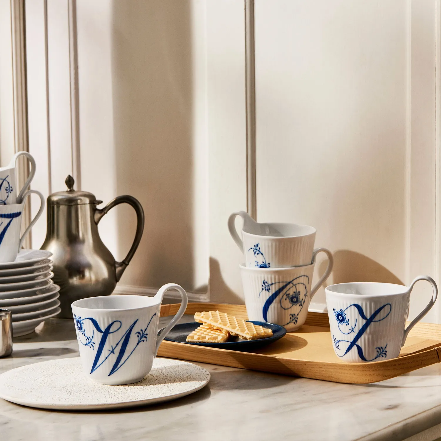 Kgl. Porcelæn Alfabet højhankskop W 33 cl porcelæn
