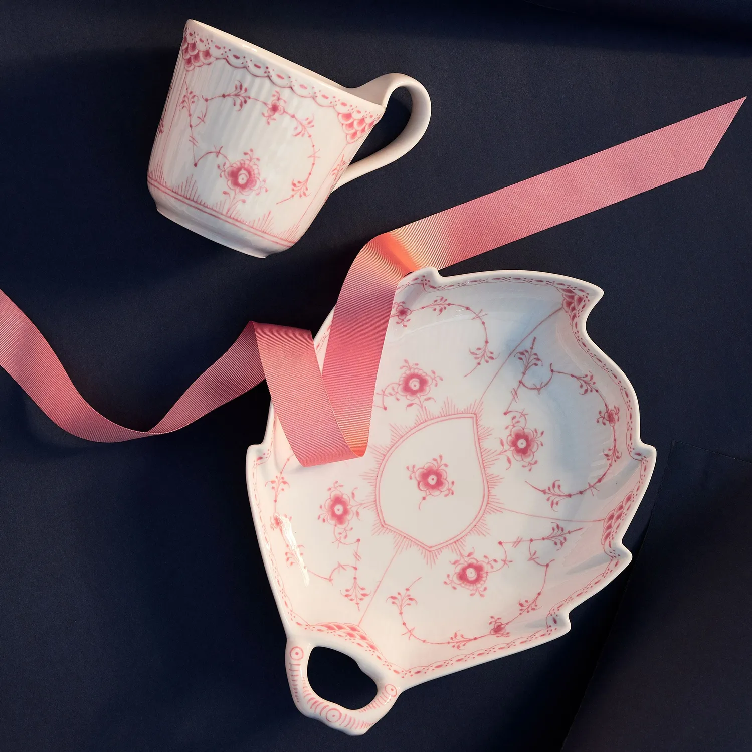 Kgl. Porcelæn Koral Musselmalet Halvblonde fad 23 cm bladformet