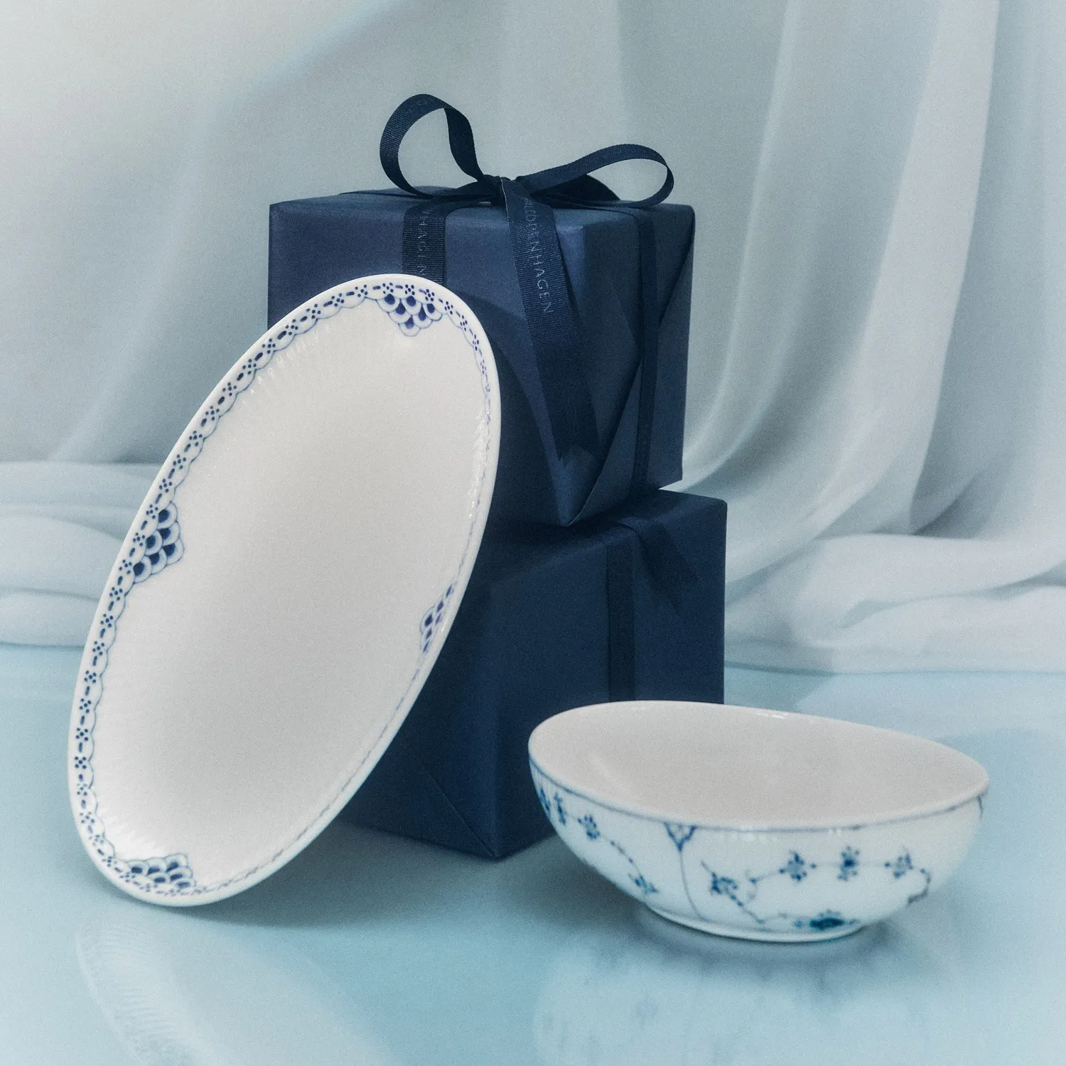 Kgl. Porcelæn Musselmalet Riflet oval skål 37 cl håndmalet