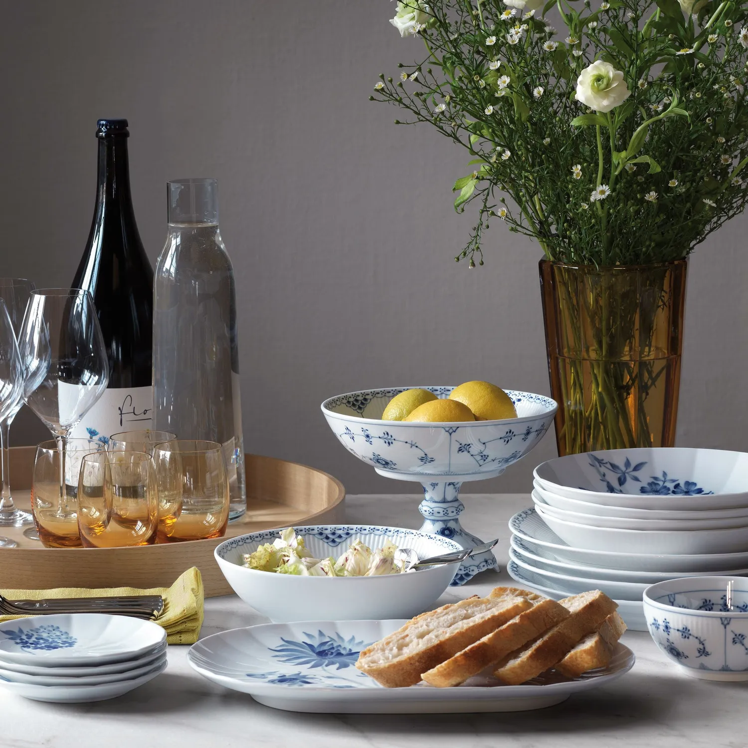 Kgl. Porcelæn Musselmalet Halvblonde skål på fod 80 cl
