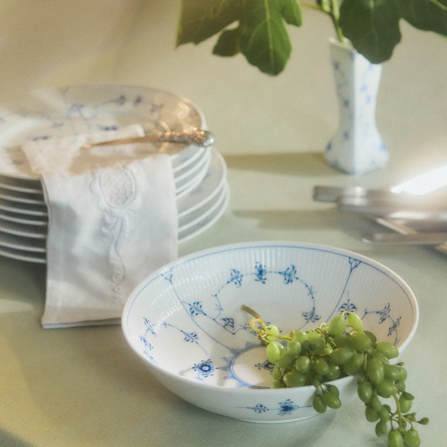 Kgl. Porcelæn Musselmalet Riflet skål 110 cl blå