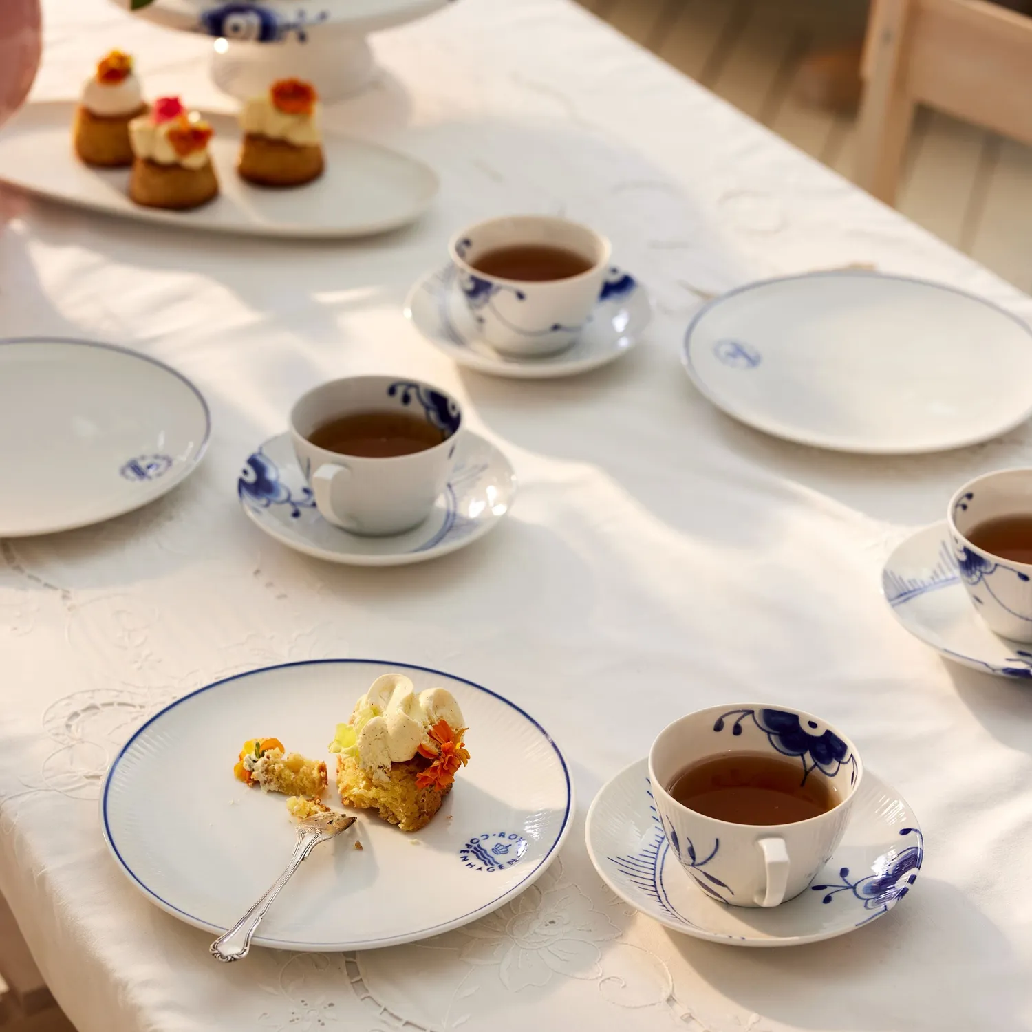 Kgl. Porcelæn Blå Mega Riflet kop 28 cl med underkop