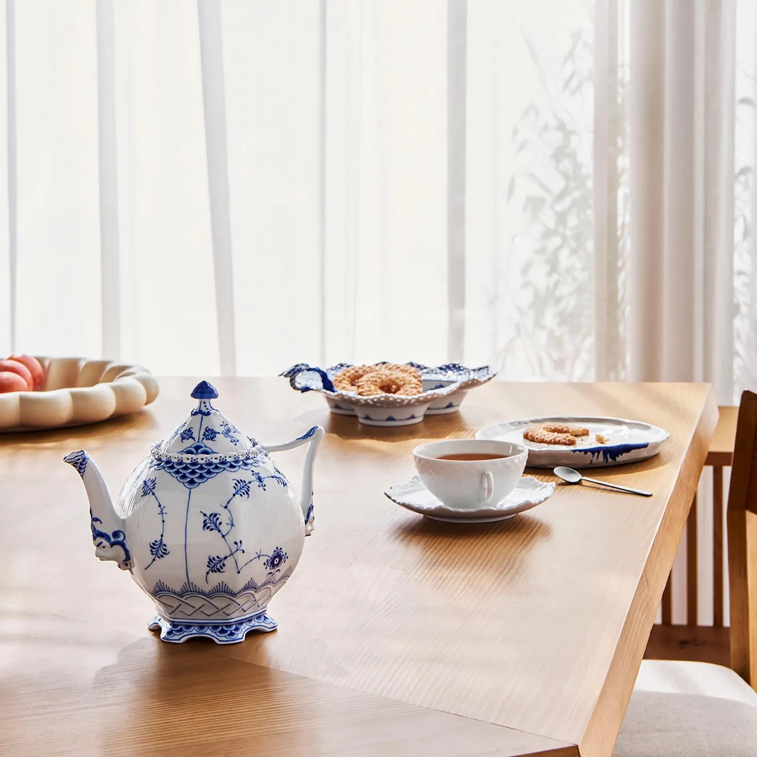 Kgl. Porcelæn Musselmalet Helblonde tekande 100 cl