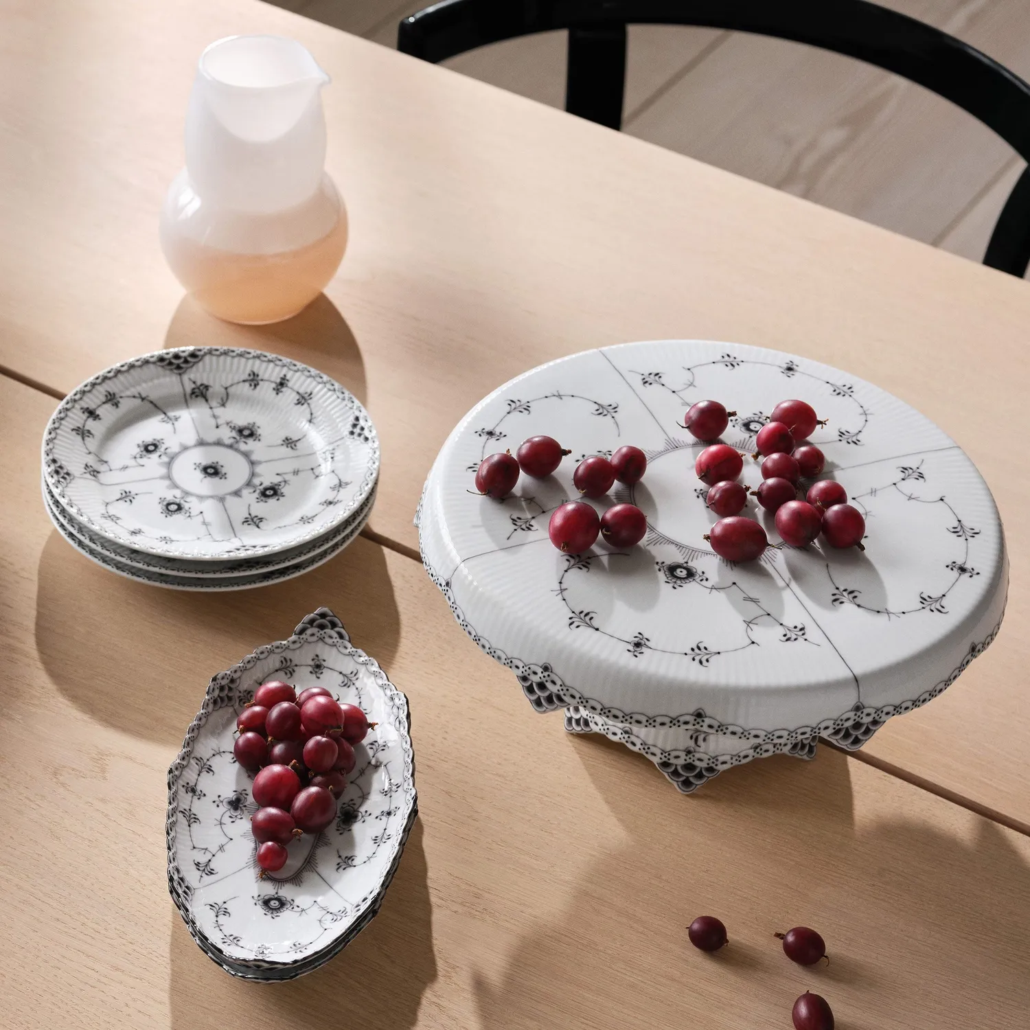 Kgl. Porcelæn Sort Musselmalet Halvblonde fad på fod 31 cm