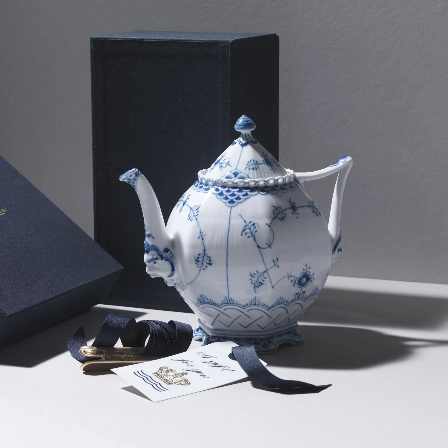 Kgl. Porcelæn Musselmalet Helblonde tekande 100 cl