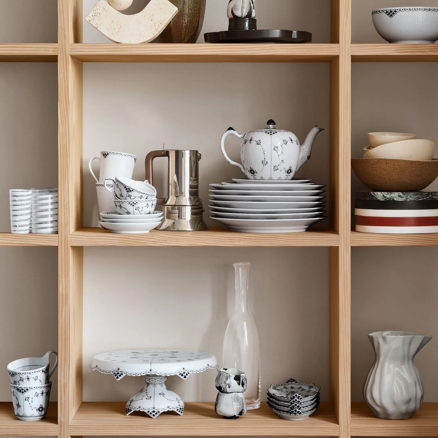 Kgl. Porcelæn Sort Musselmalet Halvblonde fad på fod 31 cm