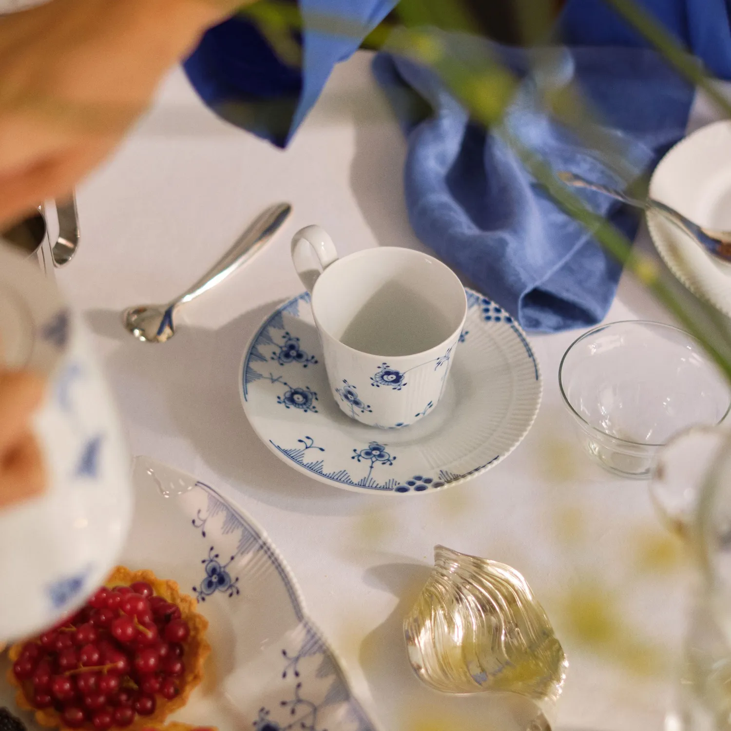 Kgl. Porcelæn Blå Elements højhankskop 24 cl m underkop
