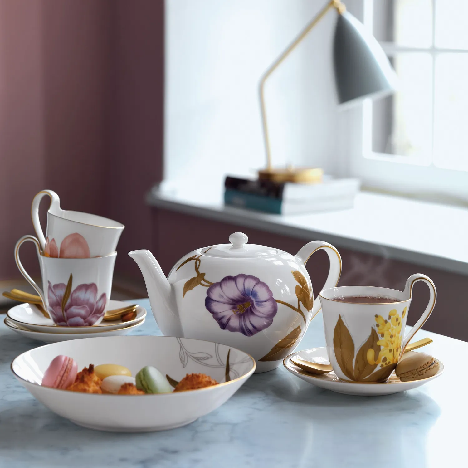 Kgl. Porcelæn Flora højhankskop Iris 27 cl med underkop
