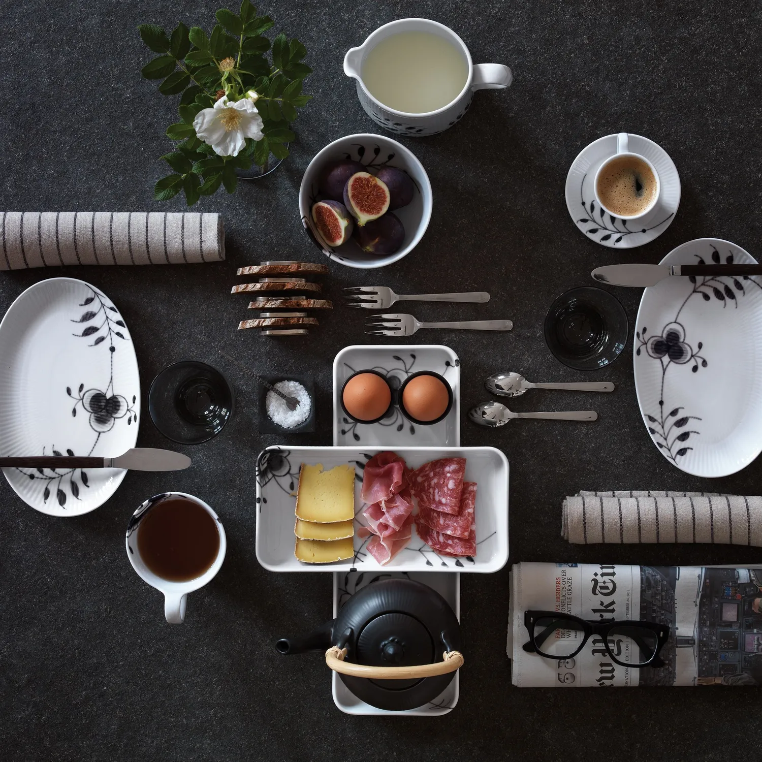 Kgl. Porcelæn Sort Mega Riflet asiet 23,5 cm porcelæn