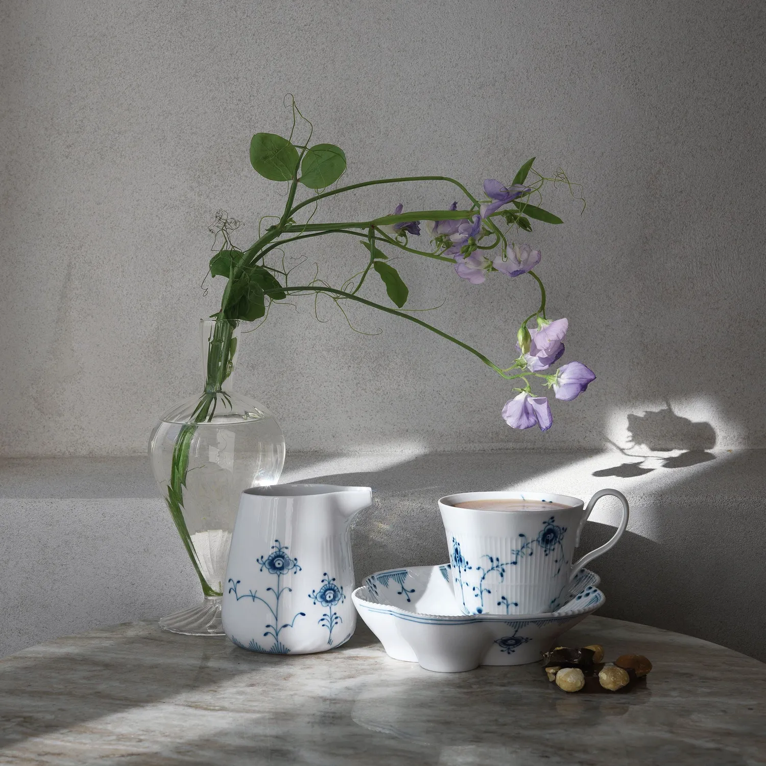 Kgl. Porcelæn Blå Elements højhankskop 35 cl håndmalet