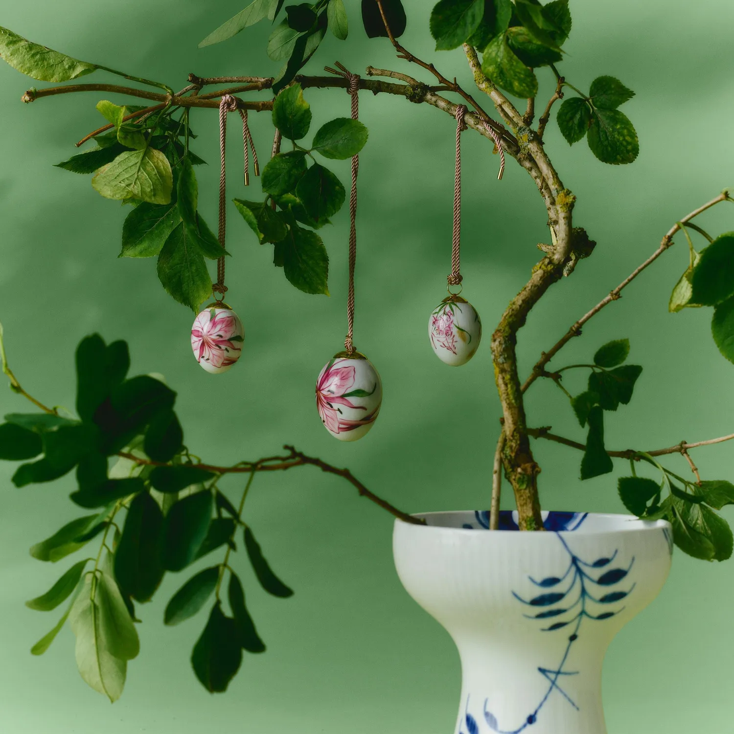 Kgl. Porcelæn Forår 2026 æg 6 cm gederamsblomst