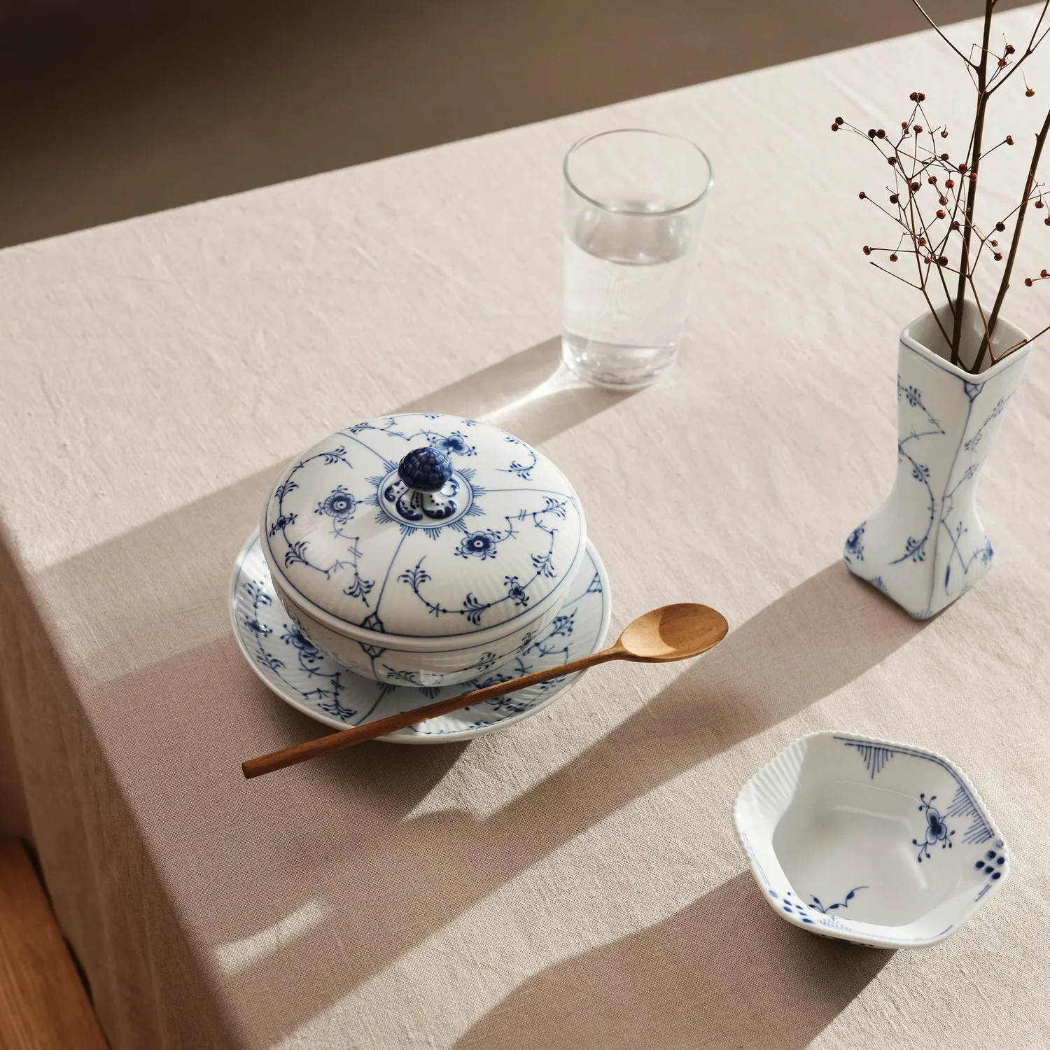 Kgl. Porcelæn Blå Elements skål 10 cl håndmalet