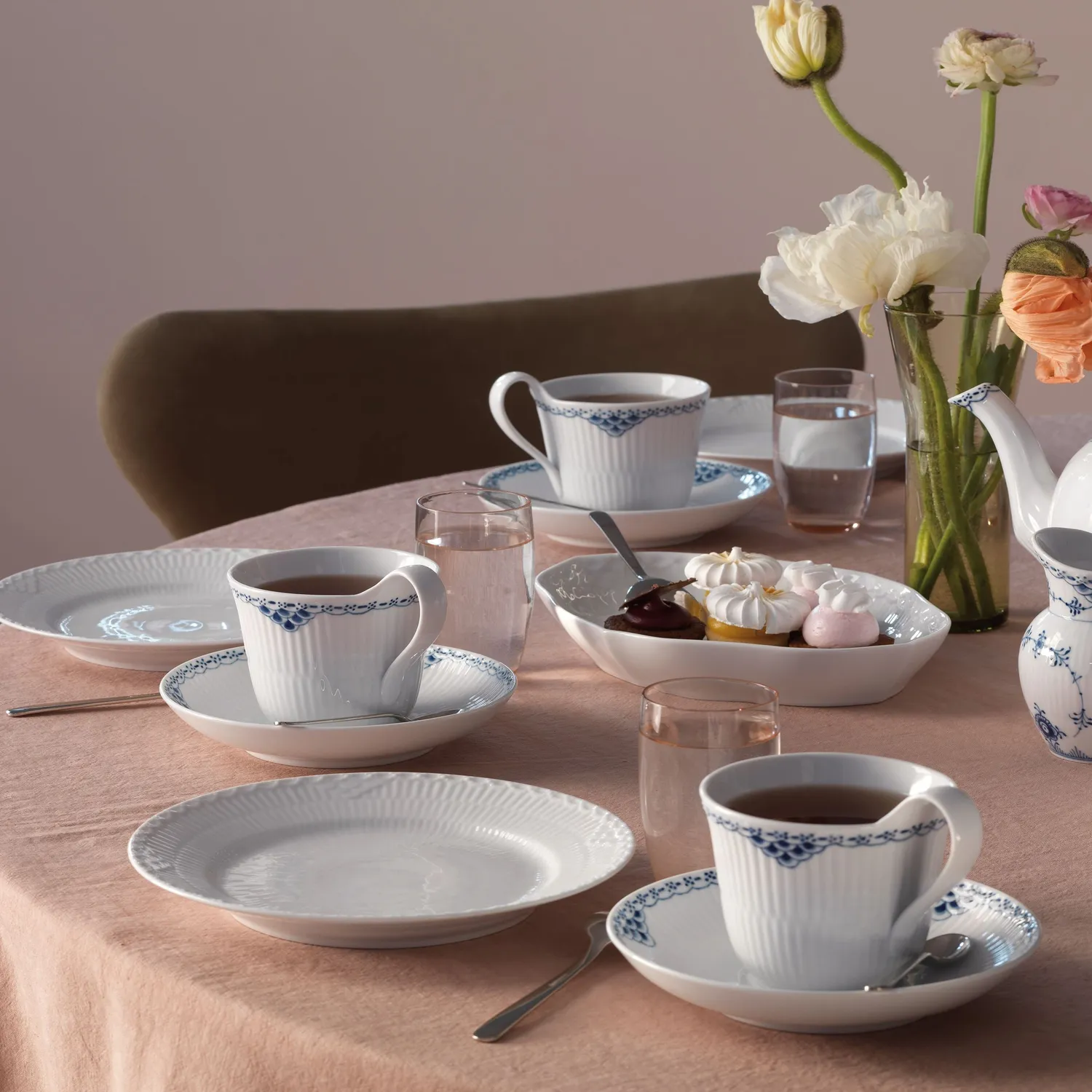 Kgl. Porcelæn Prinsesse højhankskop 24 cl med underkop blå