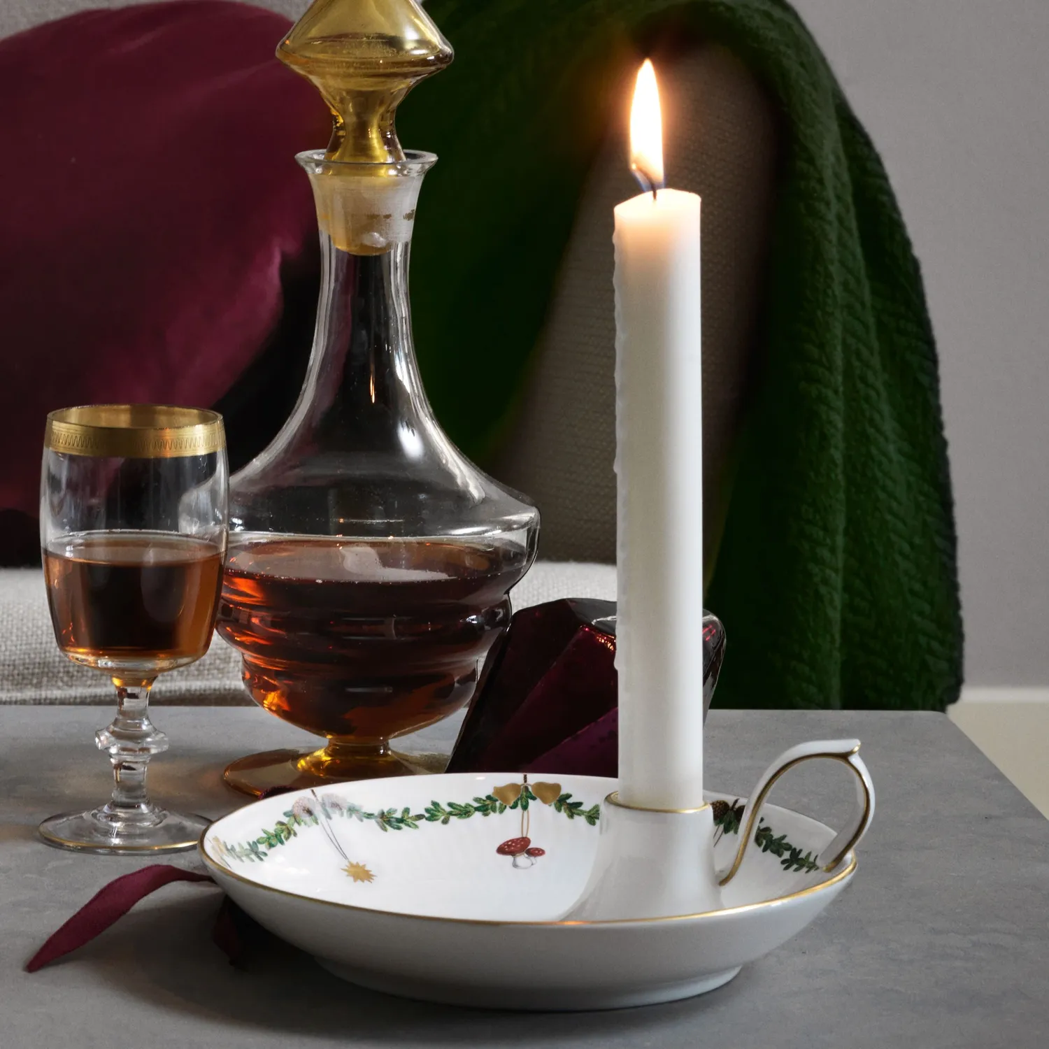 Kgl. Porcelæn Stjerne Riflet Jul lysestage 17,5 cm guld