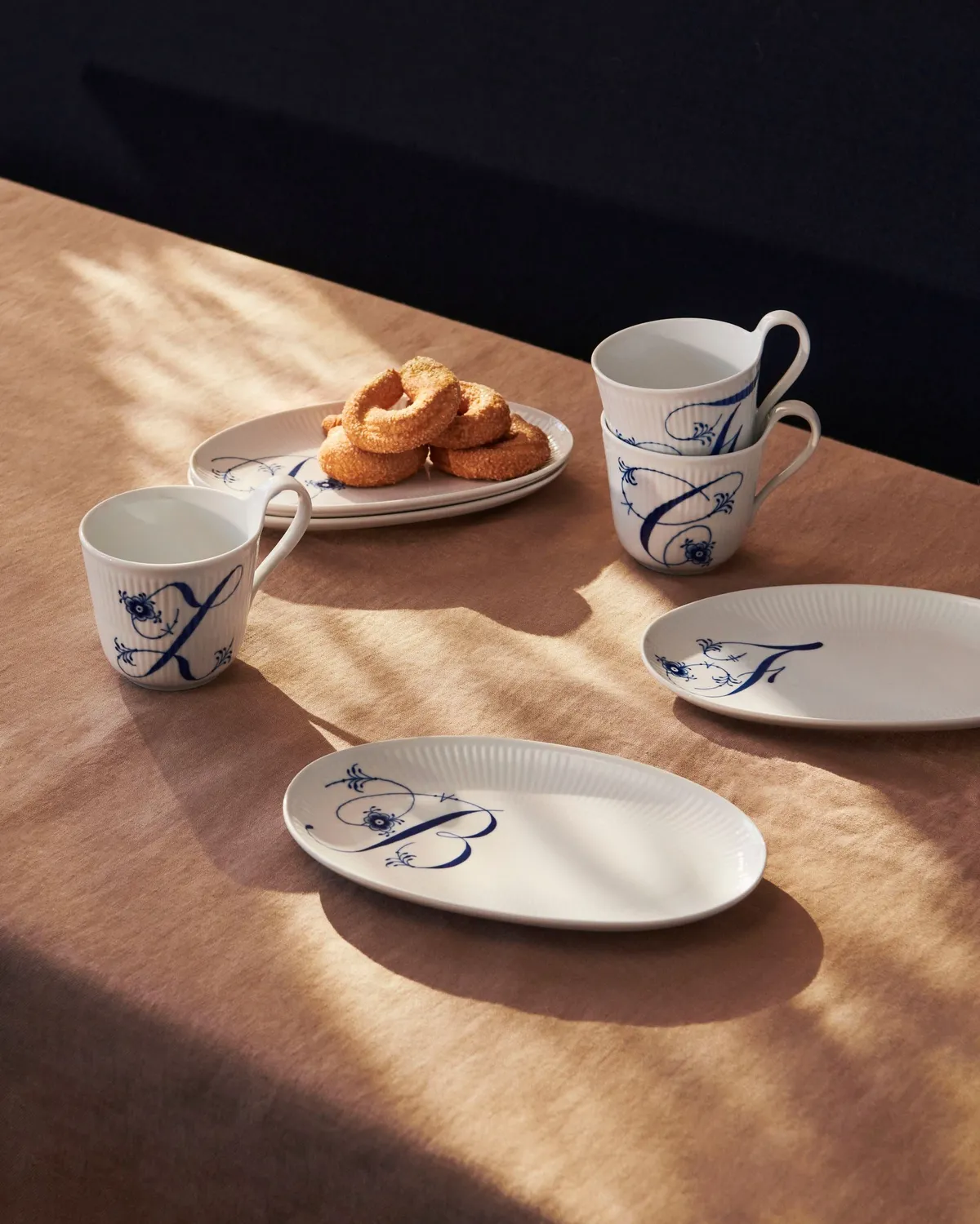 Royal Copenhagen Alfabet B asiet 23,5 cm håndmalet
