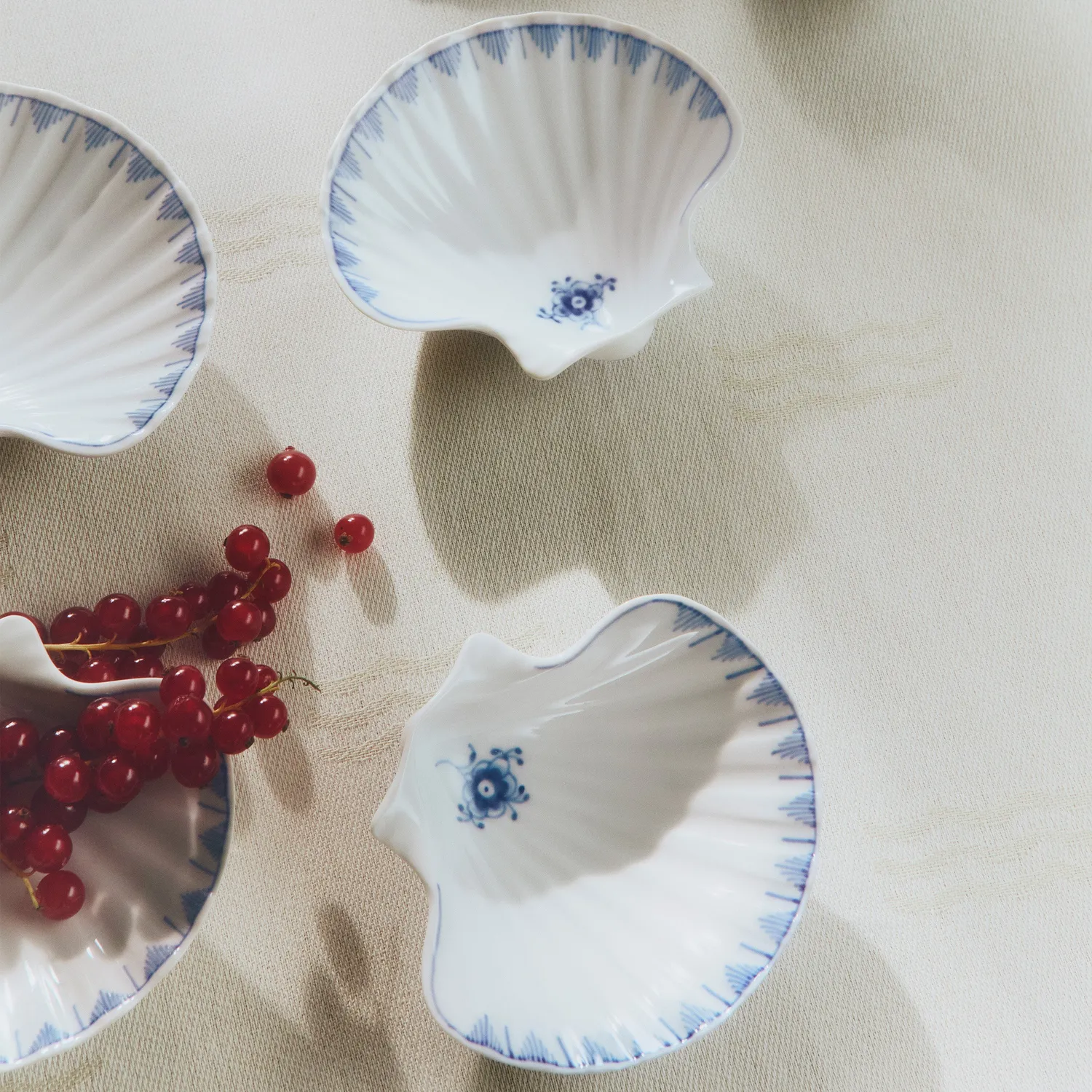 Kgl. Porcelæn Musselmalet Riflet muslingeskål 10 cm blomst
