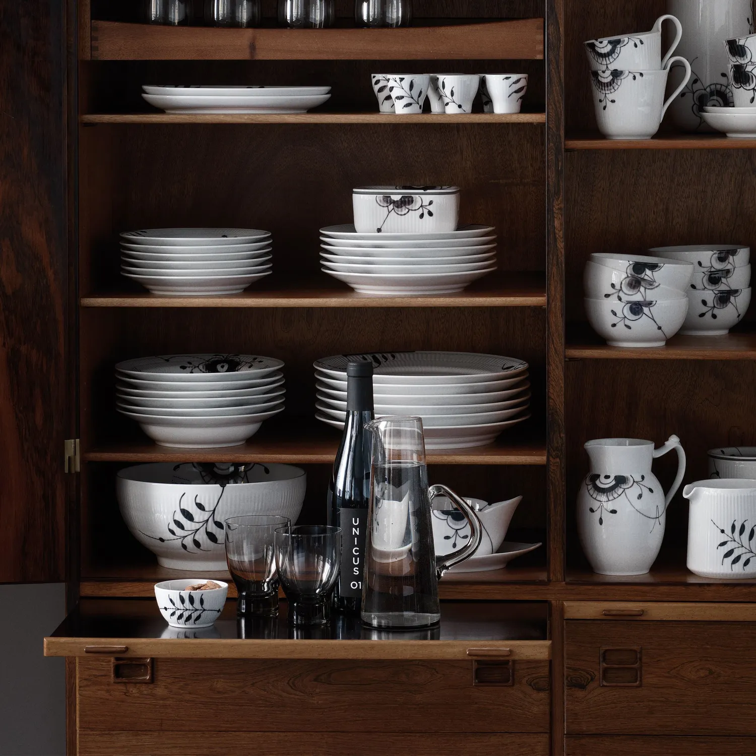 Royal Copenhagen Sort Mega Riflet kop 33 cl højhankskop