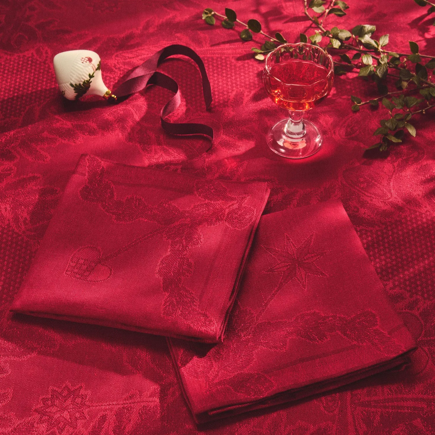 Royal Copenhagen Stjerne Riflet Jul dug rød 270x145 cm
