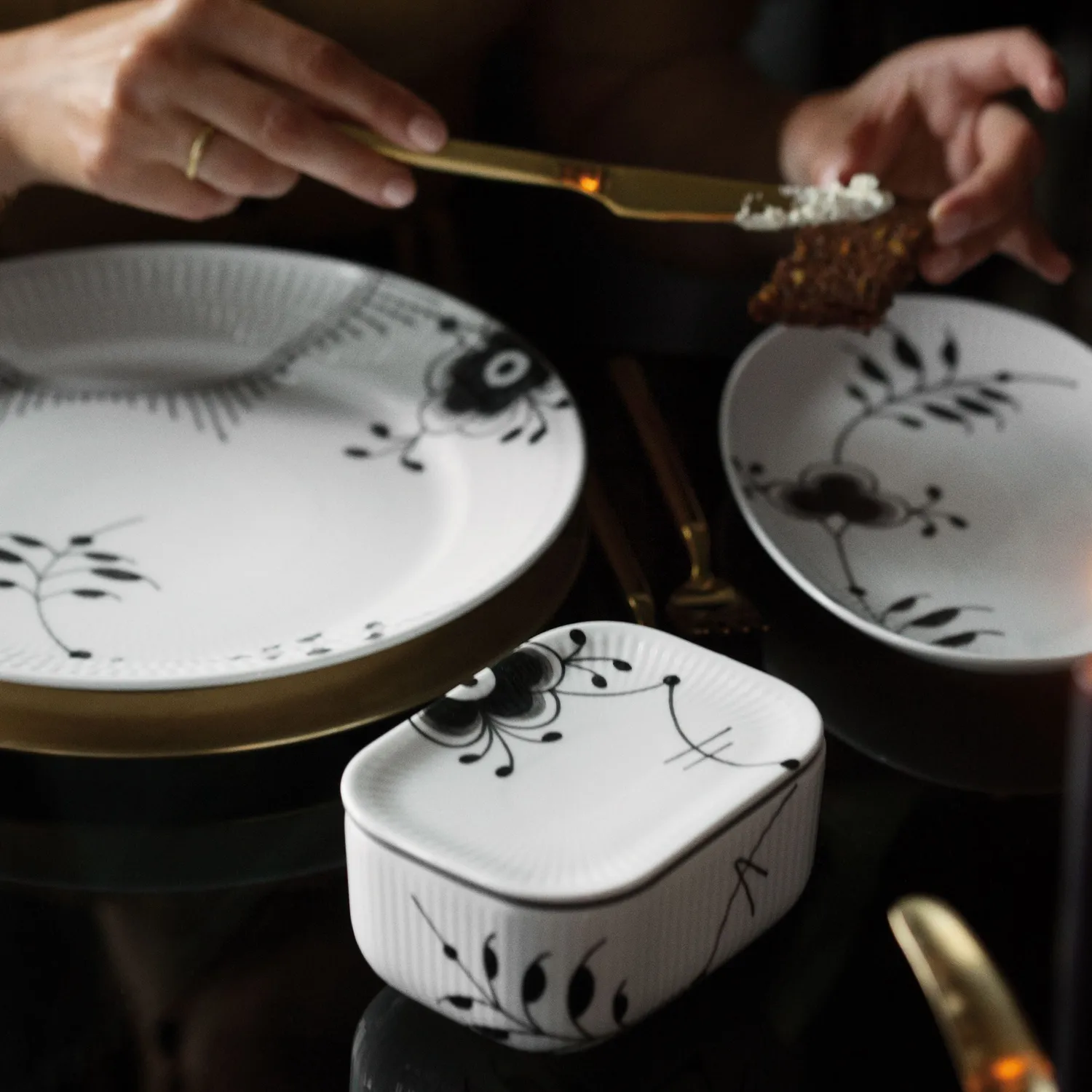 Kgl. Porcelæn Sort Mega Riflet asiet 23,5 cm porcelæn