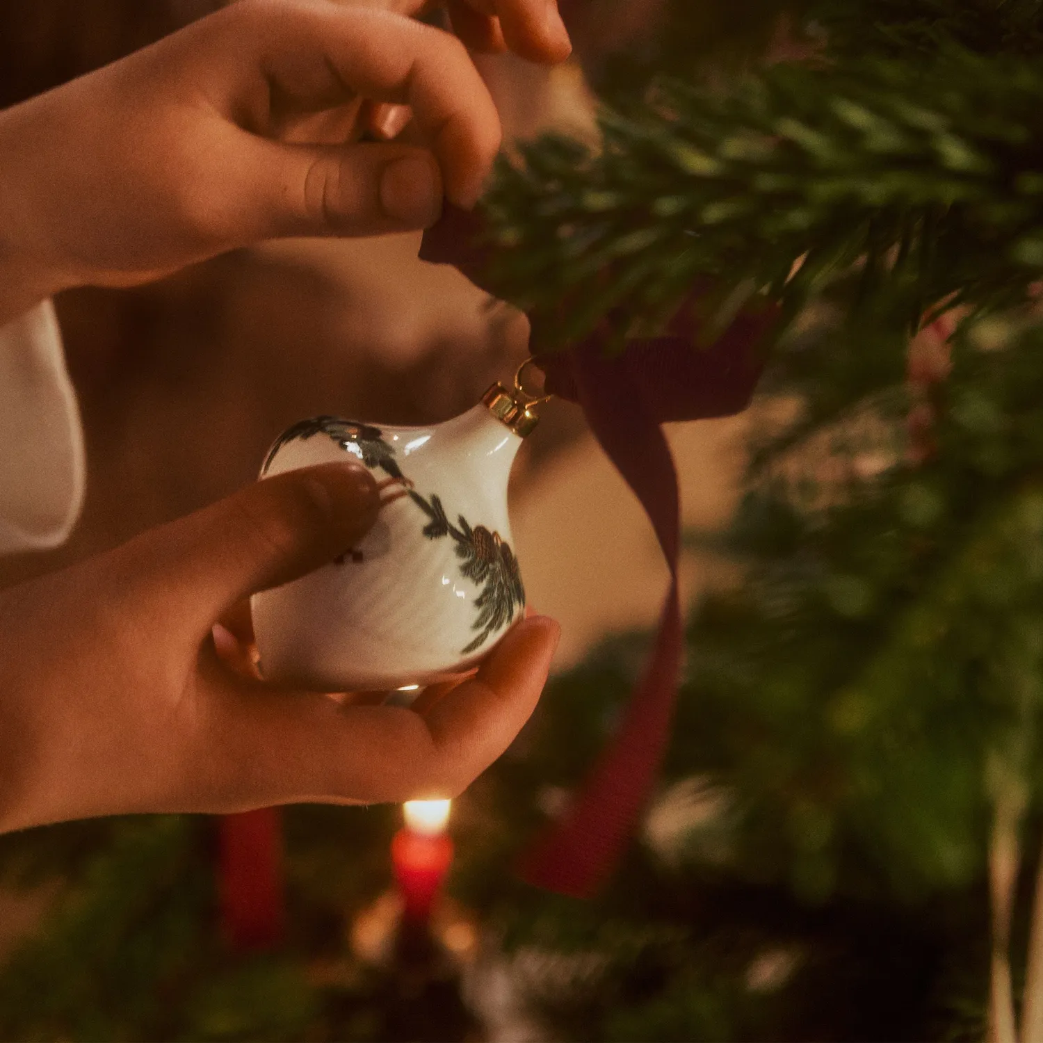 Kgl. Porcelæn Stjerne Riflet Jul julekugle 8,5 cm 2 stk