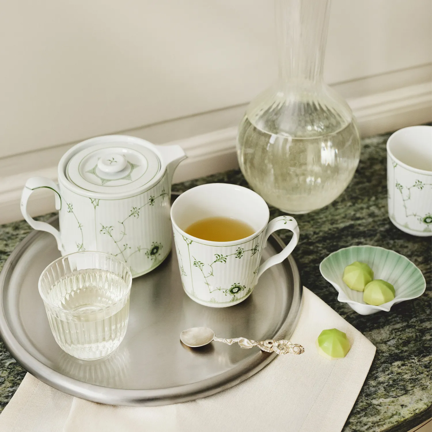 Kgl. Porcelæn Grøn Musselmalet Riflet kop 38 cl 2 stk