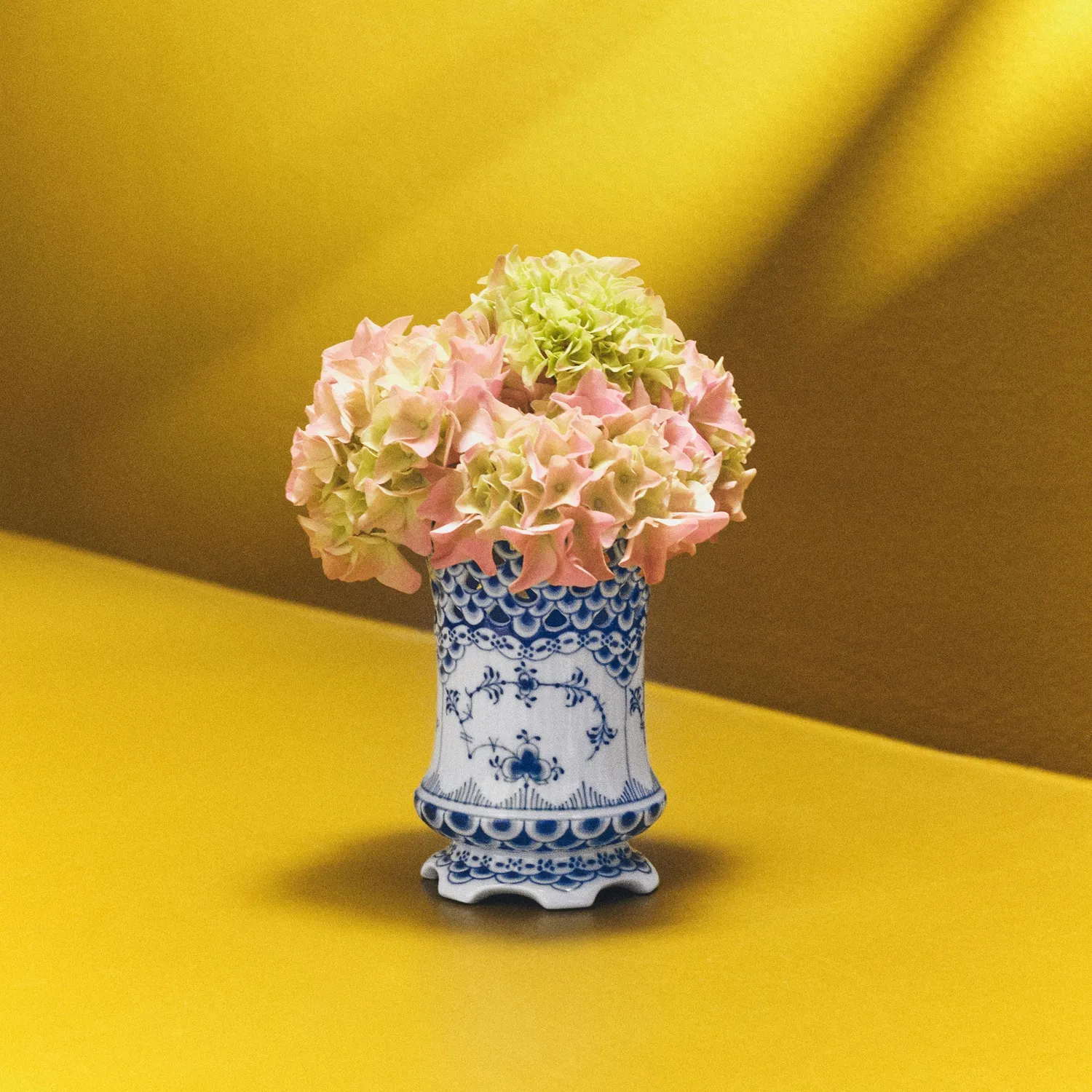 Kgl. Porcelæn Musselmalet Helblonde vase 11 cm blå