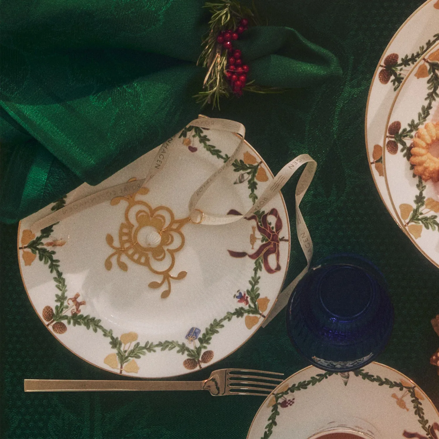 Kgl. Porcelæn Musselmalet juleornament blomst 10 cm forgyldt